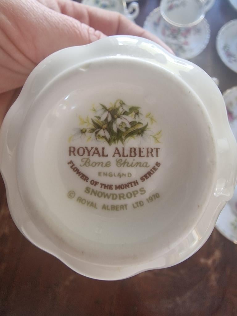Royal Albert Flower of the Month theeservies (mist nov), Antiek en Kunst, Ophalen