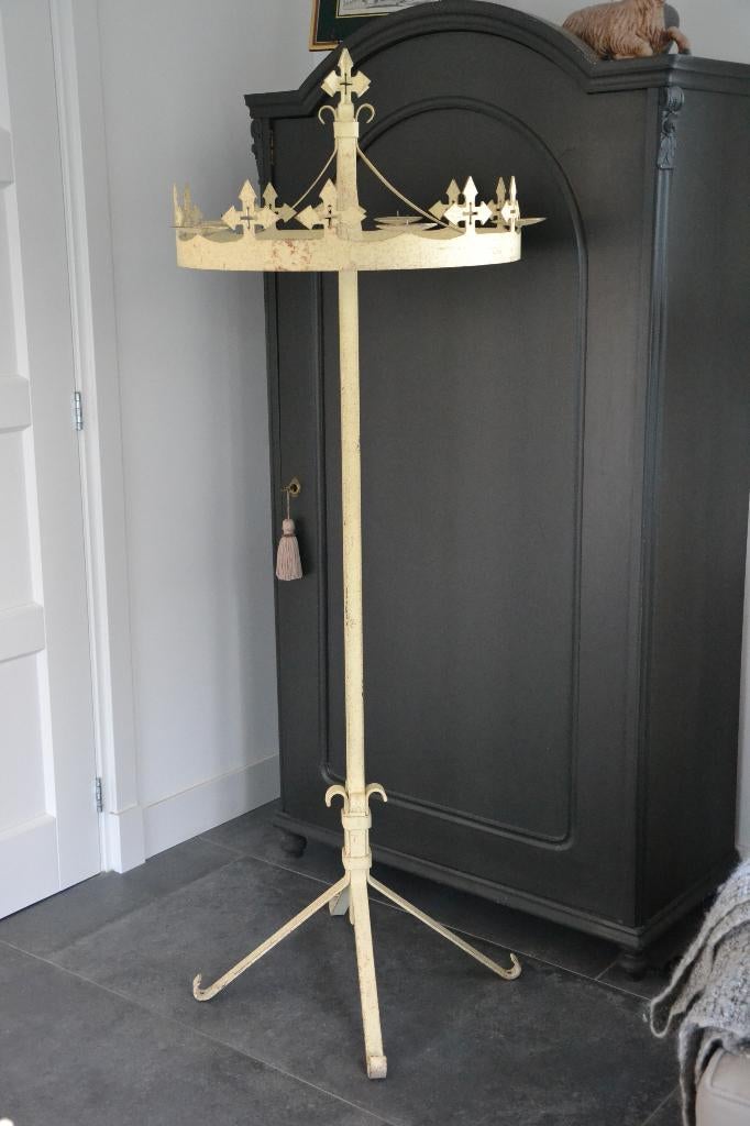 Grote staande kandelaar kerk, Ophalen