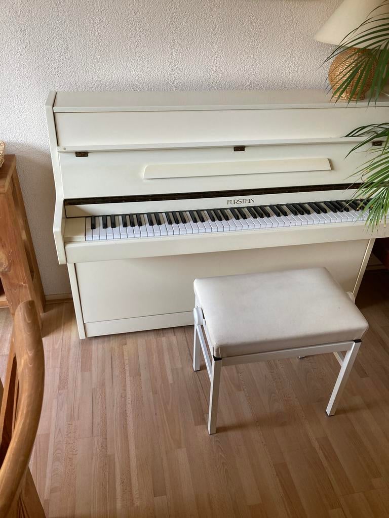 Piano met kruk, Muziek en Instrumenten, Piano's, Ophalen, Zo goed als nieuw, Wit