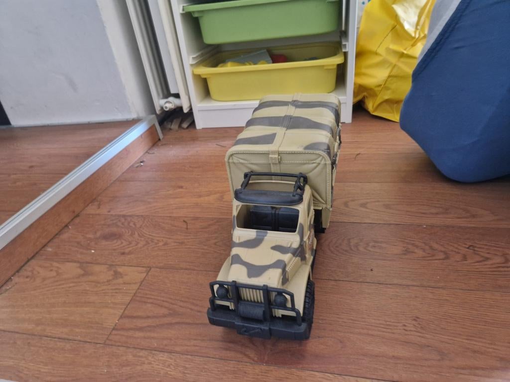 2 legervoertuigen speelgoed, Ophalen, Zo goed als nieuw, Bus of Vrachtwagen