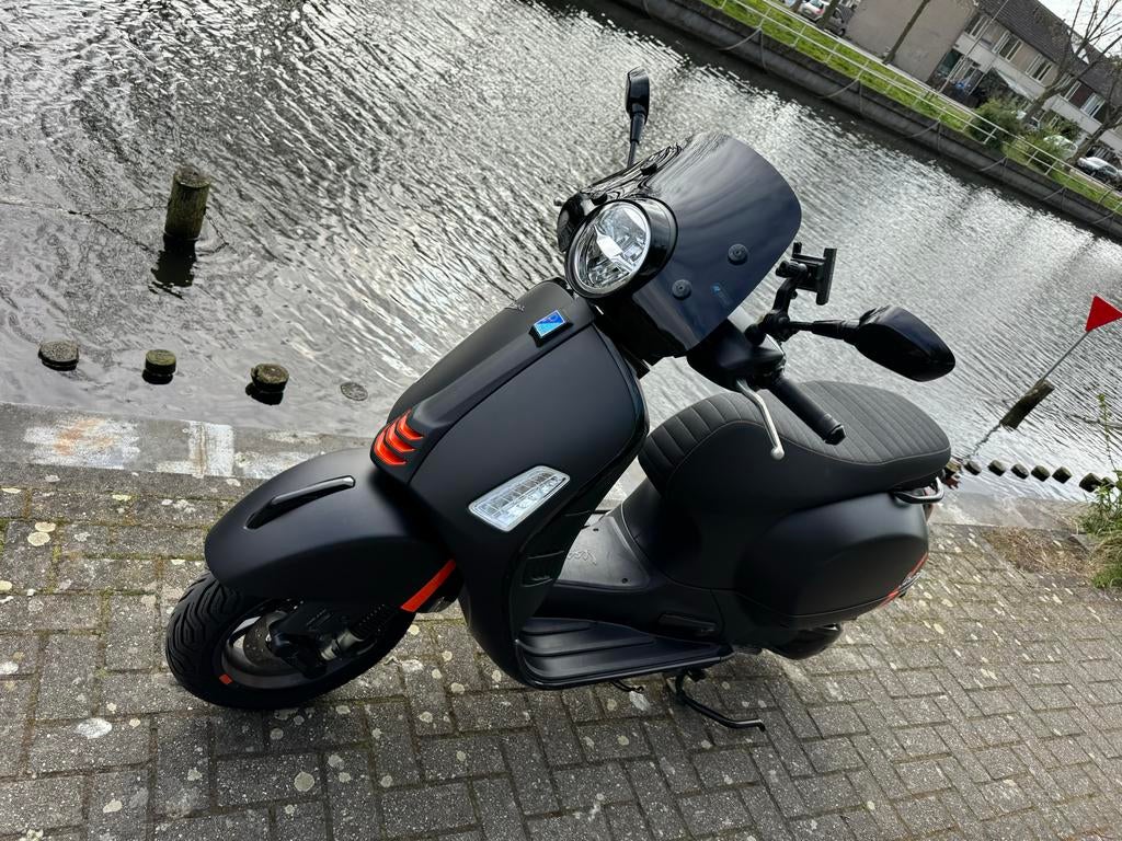 Vespa GTS300 Mat Zwart - 1750km Arrow sportuitlaat, Motoren, Sportuitlaat, 300 cc, Gebruikt, Super Sport