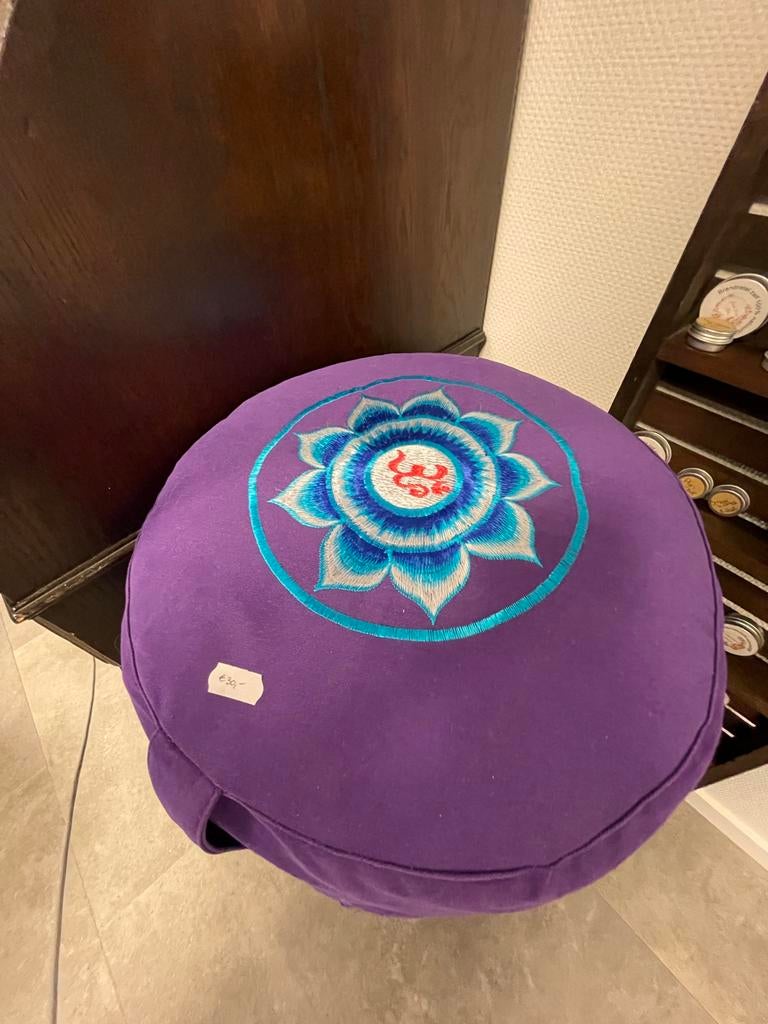 Paarse meditatie poef met geborduurd Ohm motief: nog maar 4!, Minder dan 50 cm, Rond, Minder dan 50 cm, Ophalen of Verzenden