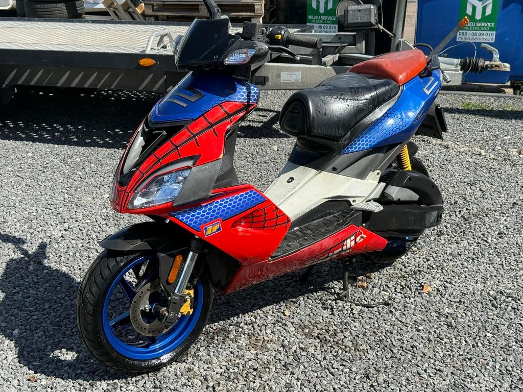 Aprilia SR50 Spider-Man 2 Editie - Unieke Scooter!, Ophalen, Tweetakt, Gebruikt, Maximaal 45 km/u