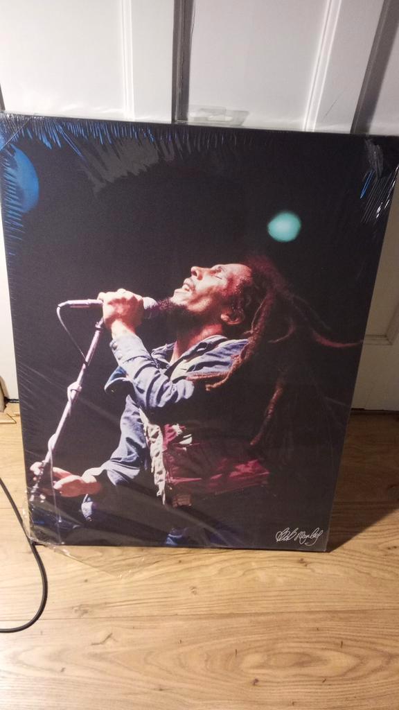 Bob Marley zingend - Ingelijste poster, Verzamelen, Posters, Nieuw, Muziek, Deurposter of groter, Rechthoekig Staand, Canvas of Doek