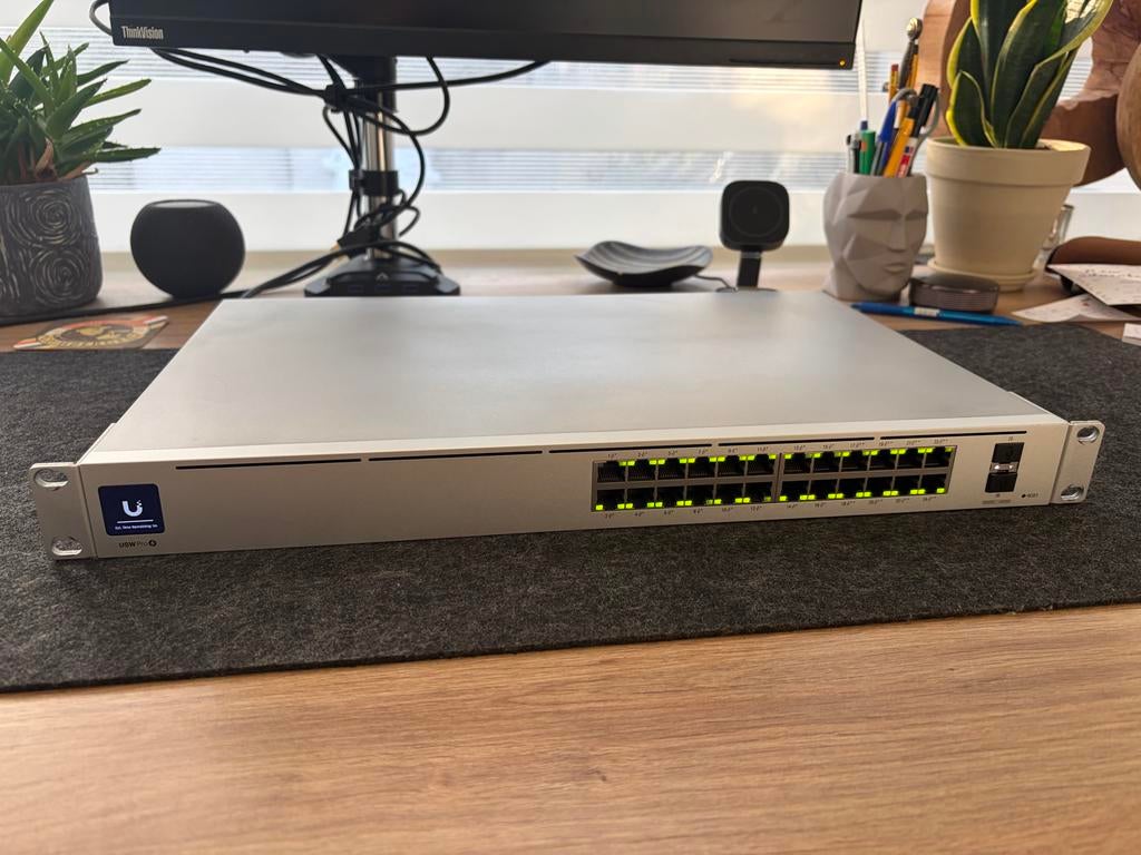 Unifi USW Pro 24 PoE++ Gen2 Layer 3 Switch, Computers en Software, Netwerk switches, Ophalen of Verzenden, Zo goed als nieuw