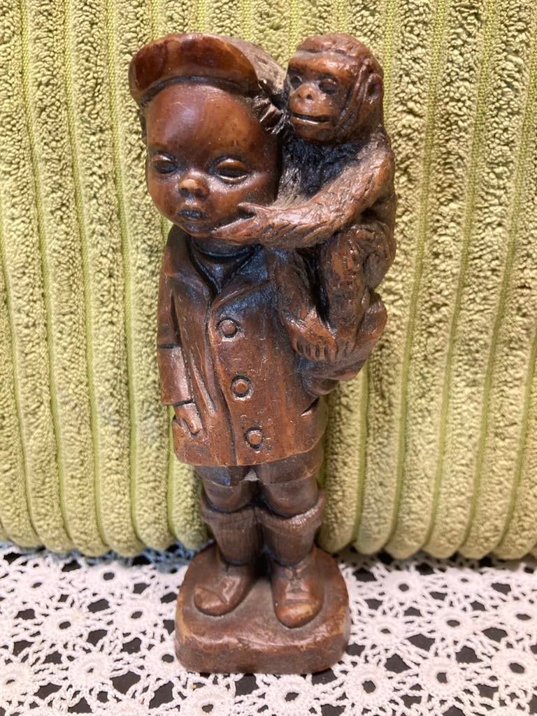 Beeldje, jongen met Aap, REJA (030326), Antiek en Kunst, Kunst | Beelden en Houtsnijwerken, Ophalen of Verzenden