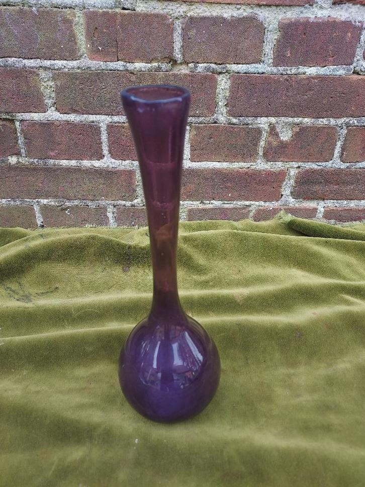 Lila sierglas, handgeblazen pijpvaas., Antiek en Kunst, Antiek | Glas en Kristal, Verzenden
