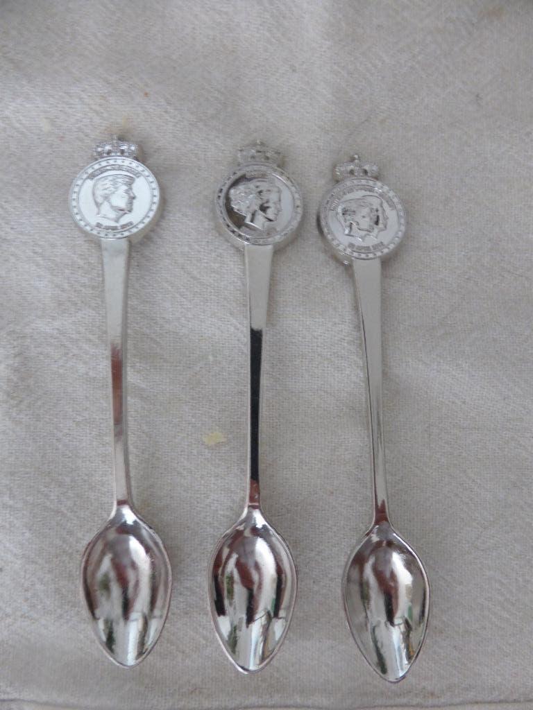 T.k. 3 D.E Lepeltjes Koningshuis., Verzamelen, Koninklijk Huis en Royalty, Ophalen of Verzenden, Nieuw, Nederland, Speld(je) of Lepel(tje)