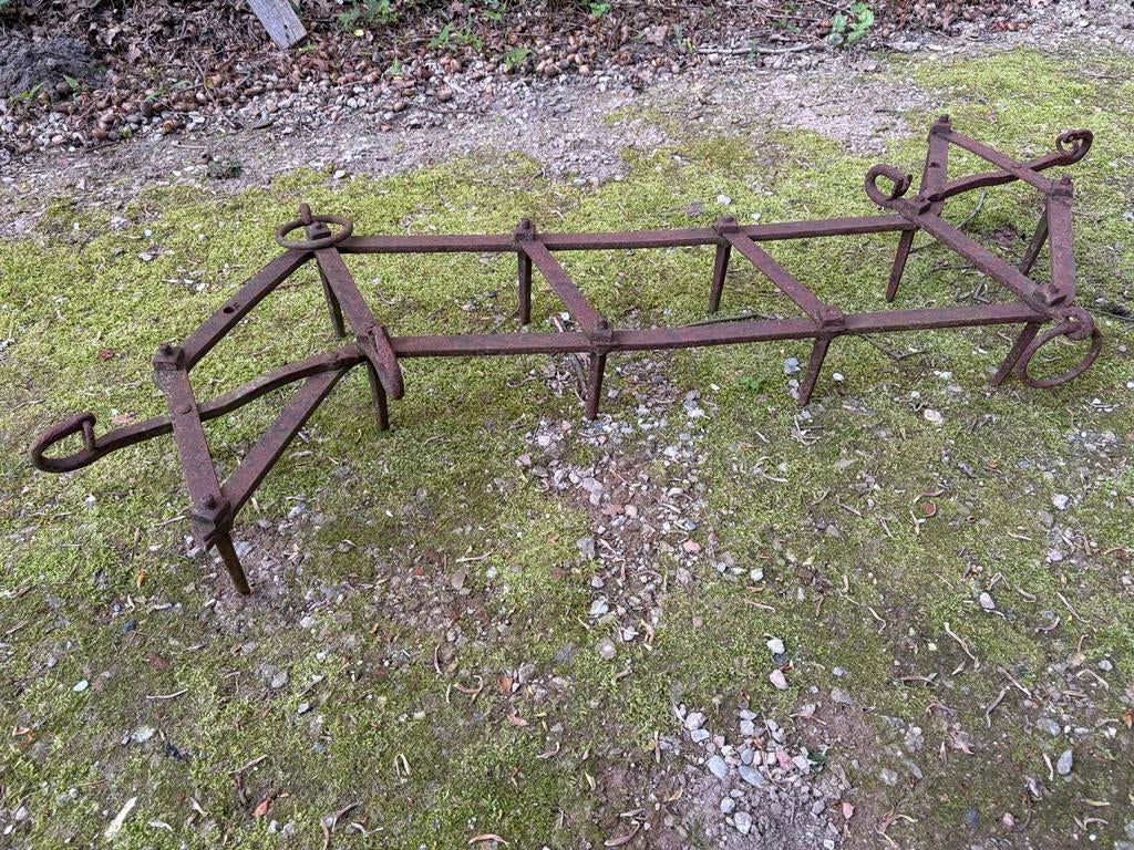 Antieke ijzeren landbouw eg, Ophalen