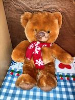 Lucardi beer knuffel met rode sjaal 28 cm groot, Ophalen of Verzenden, Zo goed als nieuw, Beer