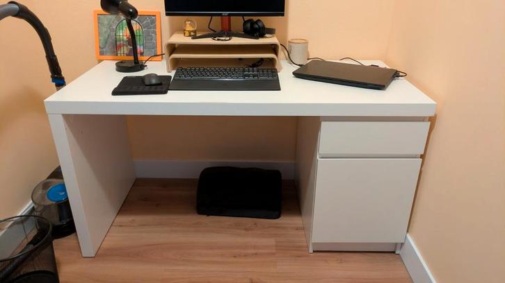 Witte bureau Ikea MALM (gratis bureaustoel), Huis en Inrichting, Bureaus, Zo goed als nieuw, Bureau, Ophalen