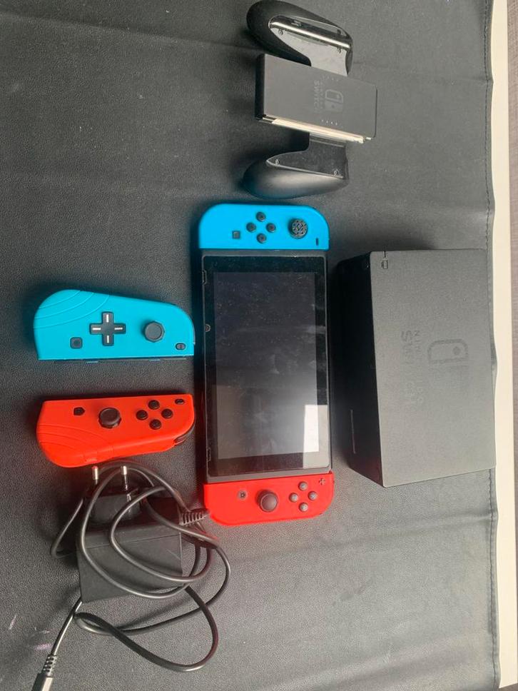 Nintendo Switch met Joy-Cons en Docking Station, Spelcomputers en Games, Games | Nintendo Switch, Gebruikt, 3 spelers of meer