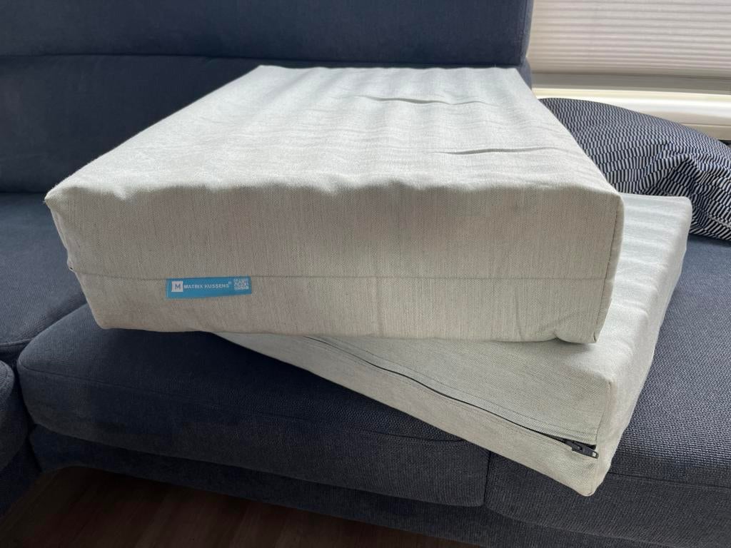 Te koop: 2 licht groene kussens., Caravans en Kamperen, Camper-accessoires, Ophalen, Zo goed als nieuw