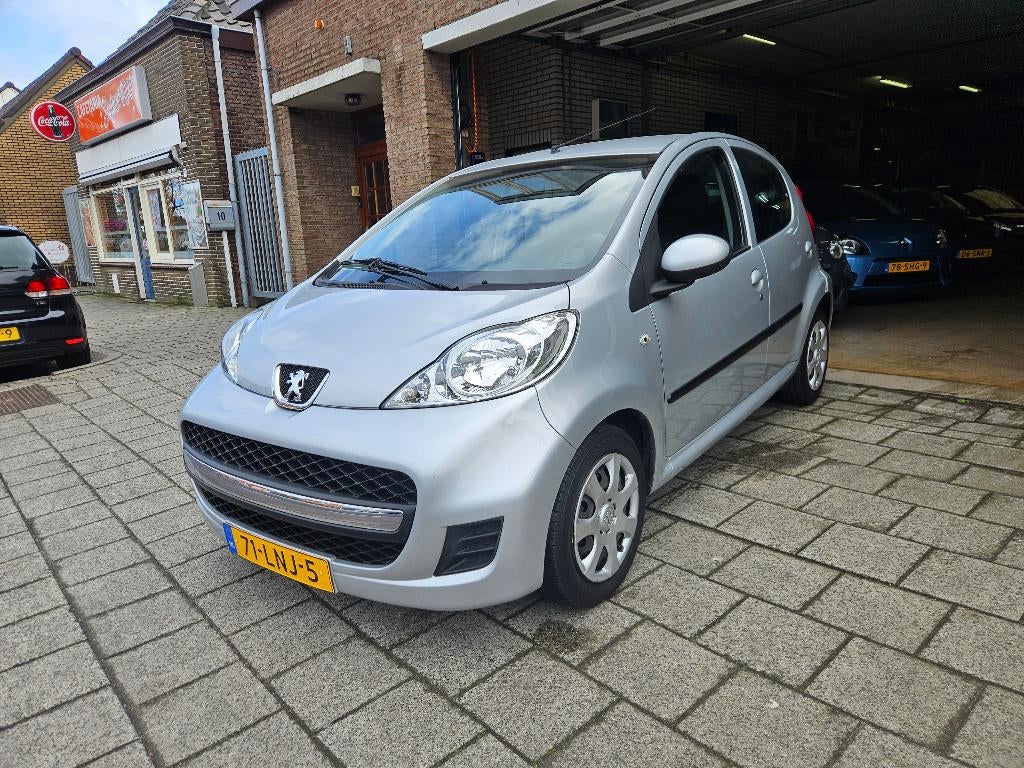 Peugeot 107 1.0 12V XS 5DR 2010 Grijs, Auto's, Voorwielaandrijving, Stof, Metallic lak, 4 stoelen
