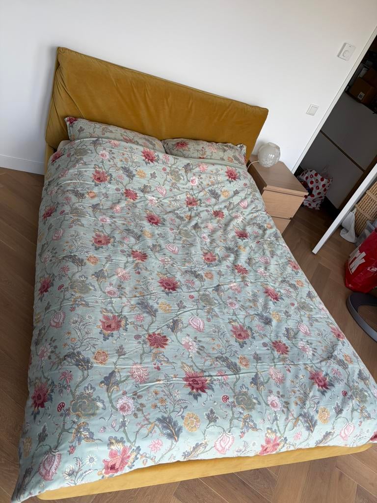 Made Harlow bed velvet geel 140x200 (bijna nieuw), Huis en Inrichting, Ophalen, Zo goed als nieuw, Tweepersoons