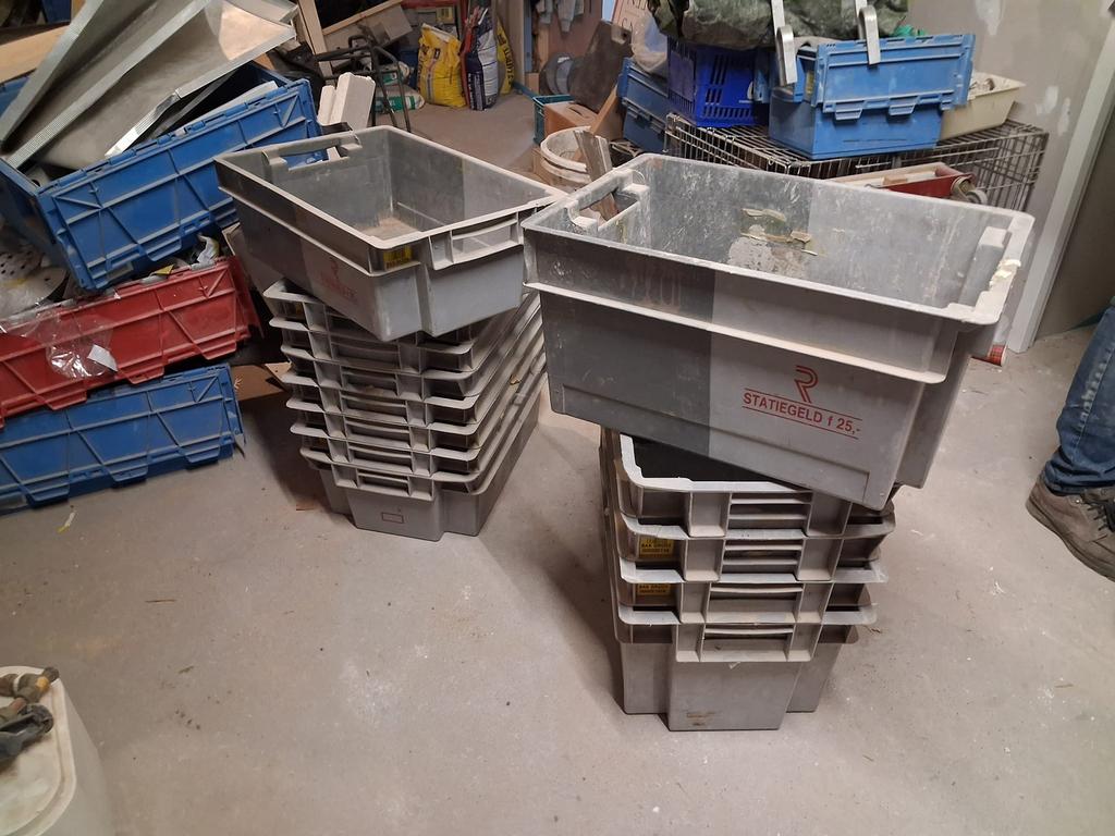 Kunststof stapelbakken, Doe-het-zelf en Verbouw, Kratten en Dozen, Gebruikt, 50 tot 75 cm, Ophalen of Verzenden, Minder dan 40 cm