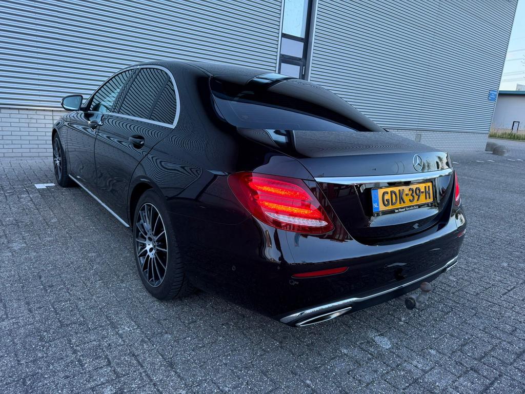 Mercedes E350e Plug-in | Airmatic | HUD | Burmester | 360°, Auto's, Automaat, Achterwielaandrijving, Leder en Stof, Zwart