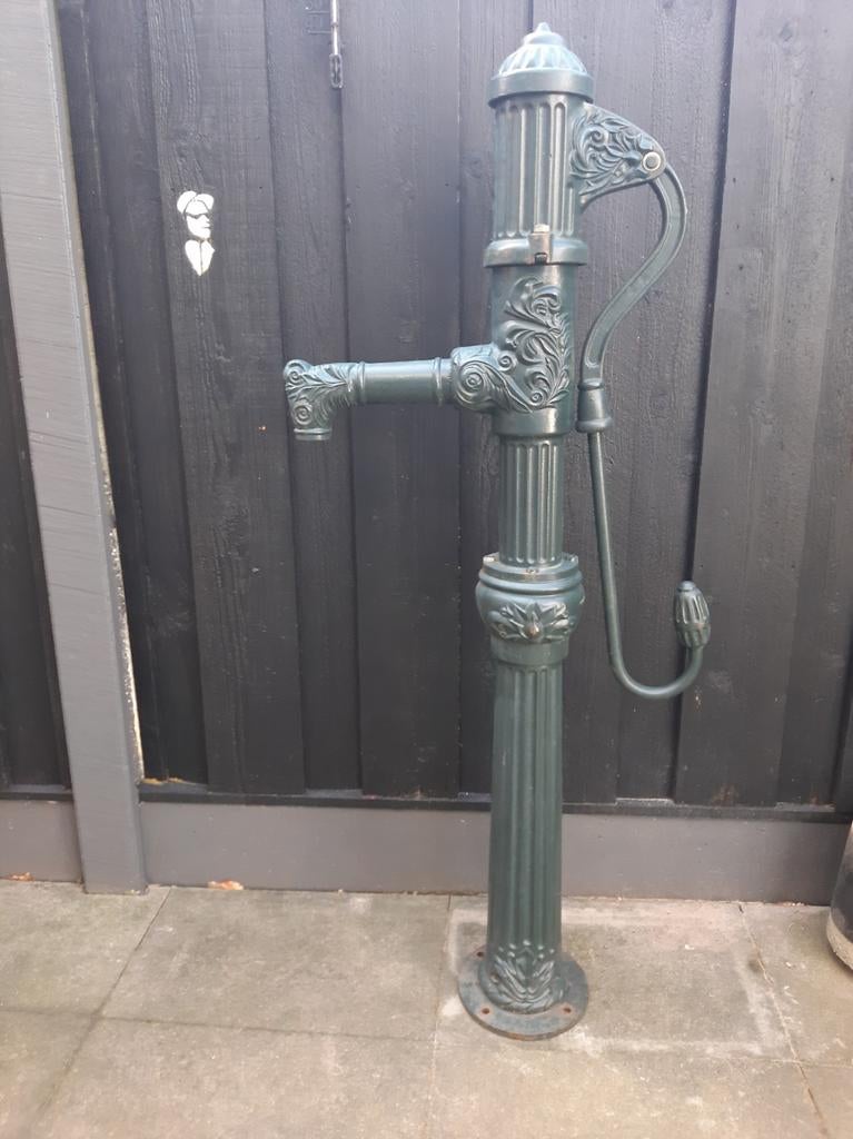 Nostalgische handzwengelpomp met voetflens., Tuin en Terras, Waterpompen, Ophalen, Handmatig, Overige typen