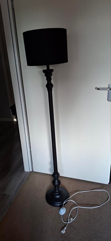 Zwarte staande schemerlamp met voetschakelaar, 150 cm hoog, Ophalen