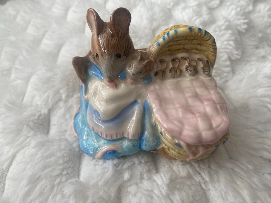 Beatrix Potter figuur muis met wiegje, Ophalen of Verzenden, Gebruikt, Dier