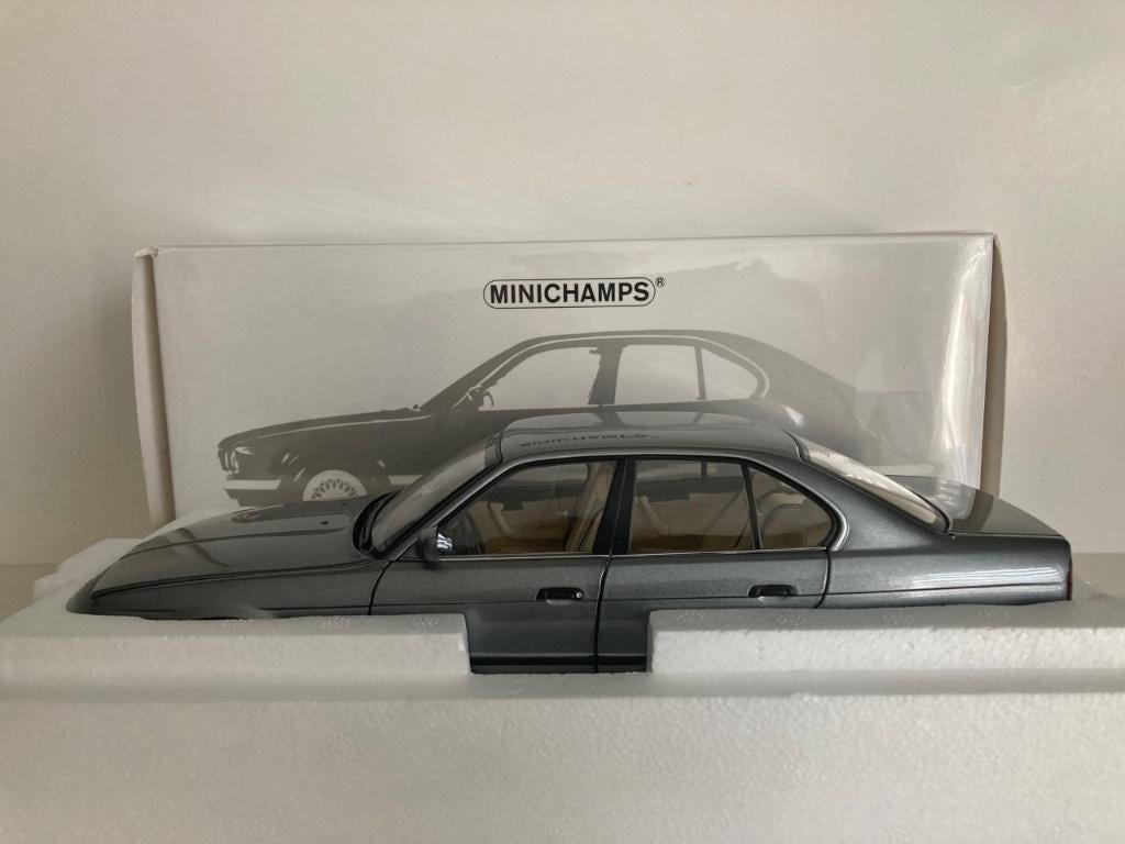 BMW 535i E34 1988 donker grijs metallic 1:18 (nieuw), Verzenden, Nieuw, Auto, MiniChamps
