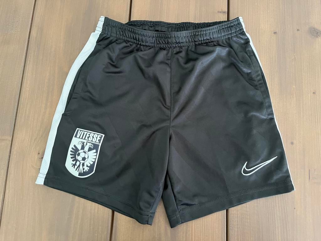 Donkergrijs Vitesse Nike voetbalbroekje 122 128 sportbroekje, Verzenden, Nieuw, Jongen of Meisje, Sport- of Zwemkleding