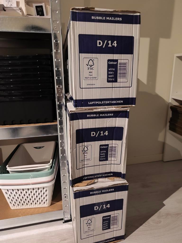 300 Witte Bubbel Enveloppen D/14 (180x265mm) Nieuw, Diversen, Schoolbenodigdheden, Ophalen of Verzenden