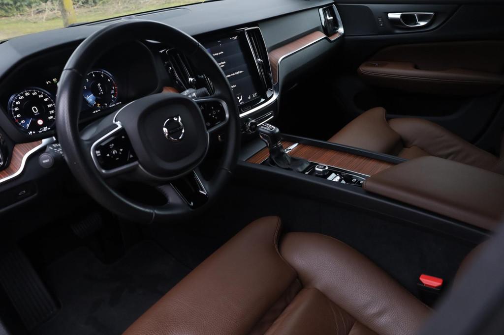 Volvo V60 2.0 T5 Momentum Aut. | Virtual | Nette staat | App, 15 km/l, Euro 6, 4 cilinders, 1969 cc
