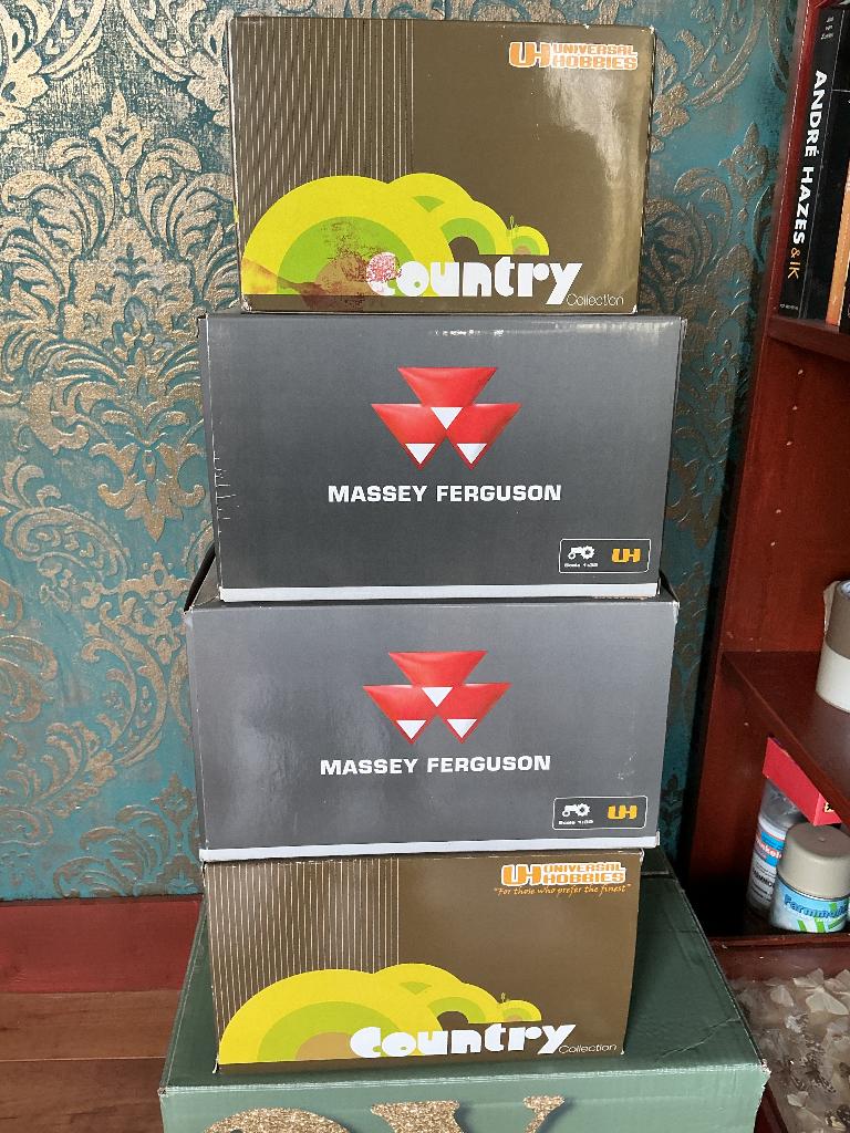 Te koop lege Dozen Massey Ferguson, Ophalen of Verzenden, Zo goed als nieuw, Tractor of Landbouw, Universal Hobbies