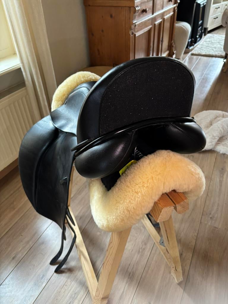 Arno Brandt Zadel 17,5” M/W – Swarovski & Lakrand, Dieren en Toebehoren, Paarden en Pony's | Zadels, Ophalen of Verzenden, Zo goed als nieuw