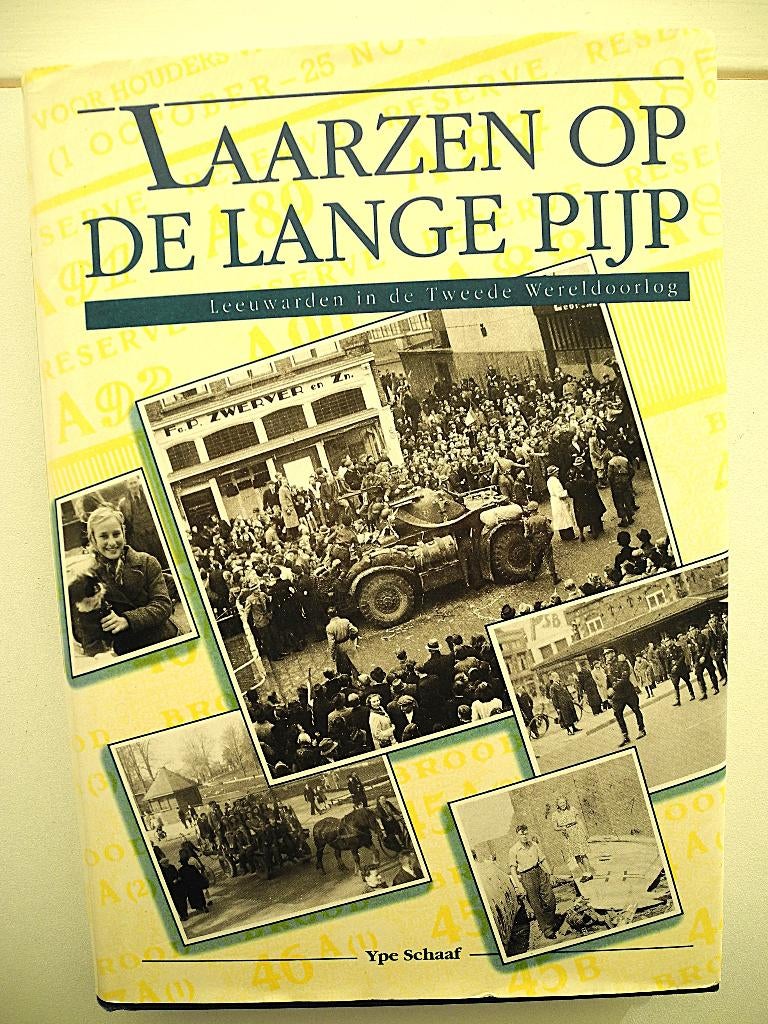 Laarzen op de Lange Pijp. Gesigneerd  Y. Schaaf.  Leeuwarden, Ophalen of Verzenden, Tweede Wereldoorlog, Zo goed als nieuw, Algemeen