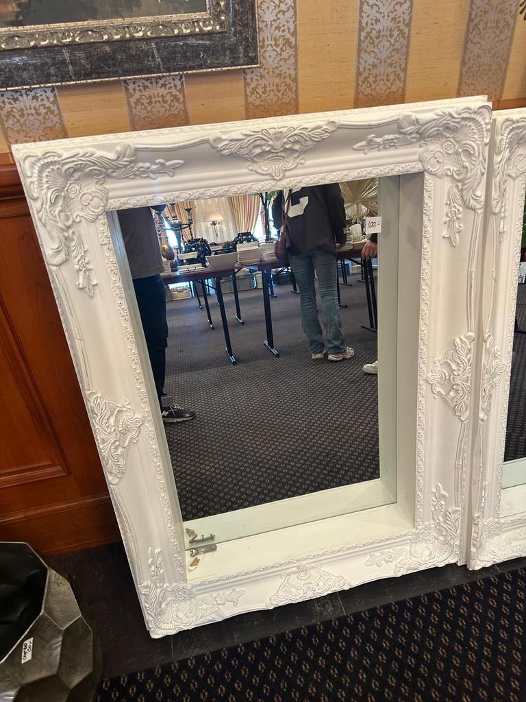 Grote witte spiegel met sierlijke lijst ( riviera maison ), Antiek en Kunst, Ophalen of Verzenden, Rechthoekig, 50 tot 100 cm