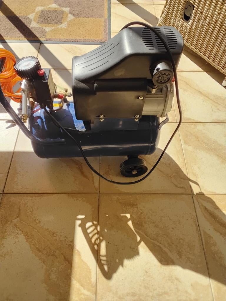 Compressor, Doe-het-zelf en Verbouw, Compressors, Minder dan 25 liter, Ophalen, Zo goed als nieuw, Minder dan 200 liter/min