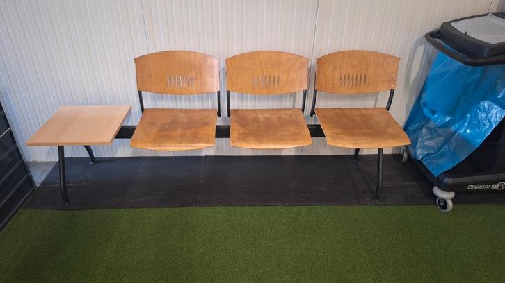 Wachtkamer bankje 2x - Houten zittingen met metalen frame, Huis en Inrichting, Stoelen, Gebruikt, Twee, Hout, Metaal, Bruin, Ophalen of Verzenden