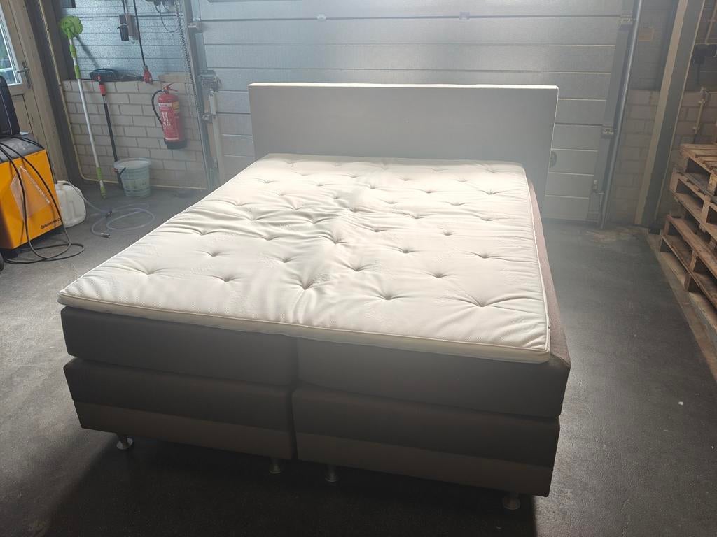 Boxspring bruin 160x200 met rvs look poten en topper, Ophalen