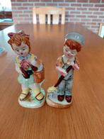 Twee porseleinen  beeldjes. 15 cm., Ophalen, Zo goed als nieuw, Porselein, Beeldje(s)