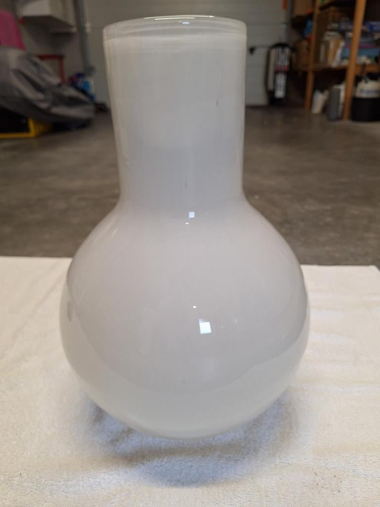 Dutz mondgeblazen witte bloemenvaas, Ophalen of Verzenden, Zo goed als nieuw, Glas, Minder dan 50 cm