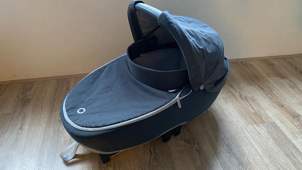 Te huur: Maxi-Cosi Jade (reiswieg) incl. base en onderstel, Kinderen en Baby's, Autostoeltjes, Ophalen, Zo goed als nieuw, Isofix