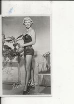 Doris Day in zwemkleding bij plant Warner Bros, Ophalen of Verzenden, 1940 tot 1960, Ongelopen, Sterren en Beroemdheden