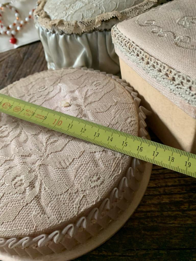 Set van 3 Antieke Stoffen Dozen met Kant - Vintage Decoratie, Ophalen of Verzenden