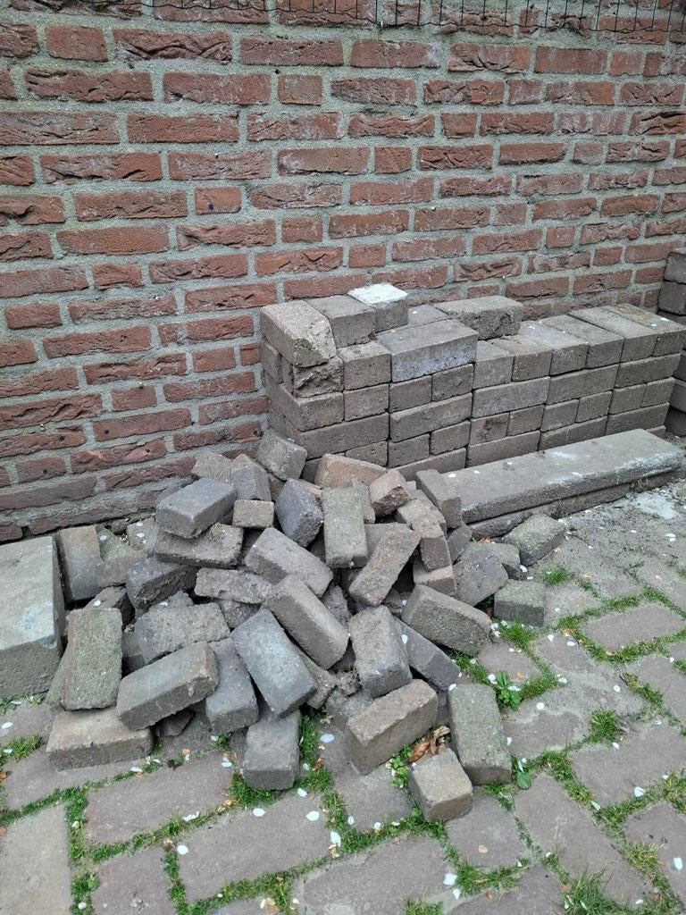 Gratis bestrating/stenen/tegels, Doe-het-zelf en Verbouw, Metselstenen, Ophalen of Verzenden, Gebruikt, Beton