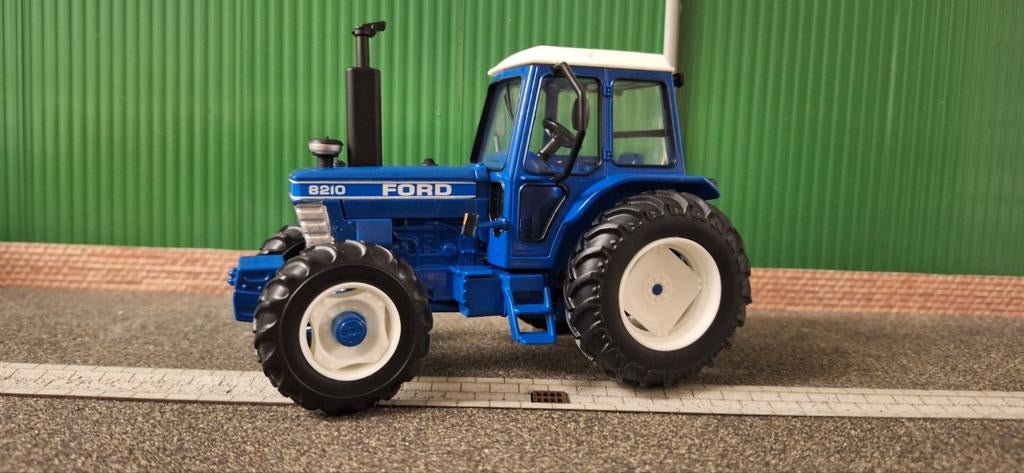 Ford 8210 serie I Britains, Hobby en Vrije tijd, Modelauto's | 1:32, Ophalen of Verzenden, Tractor of Landbouw, Britains