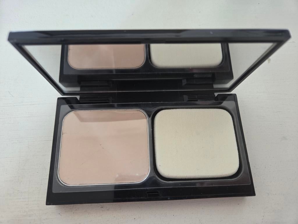 Bobbi Brown powder foundation, Gehele gezicht, Beige, Ophalen of Verzenden, Zo goed als nieuw