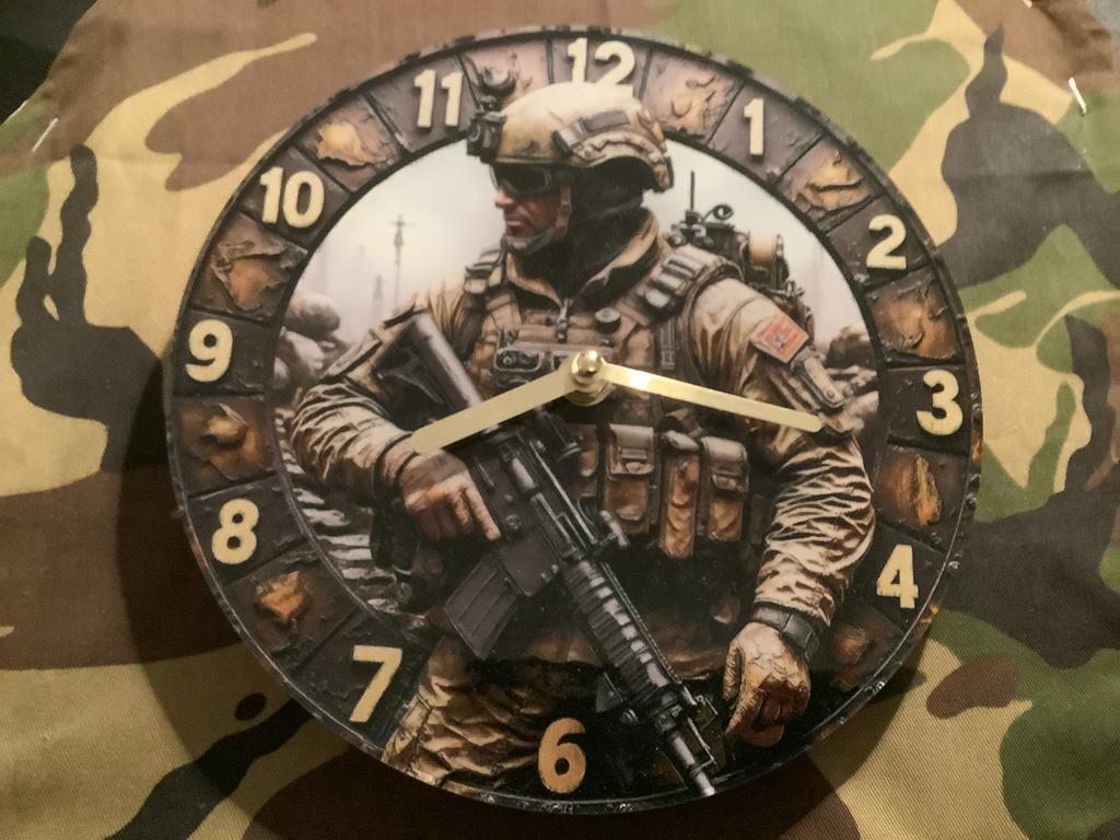 Nog een nieuwe klok  soldaat sniper, Verzamelen, Militaria | Algemeen, Ophalen of Verzenden, Landmacht, Nederland, Embleem of Badge