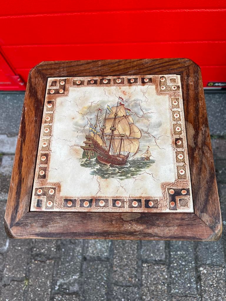 Houten plantentafel met decoratieve tegel scheepsmotief, Ophalen