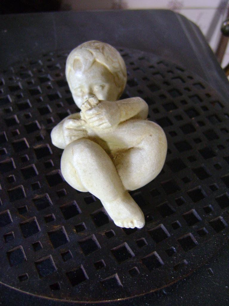 beeldje van Baby - gemerkt parastone ER, Verzamelen, Ophalen of Verzenden, Zo goed als nieuw, Mens