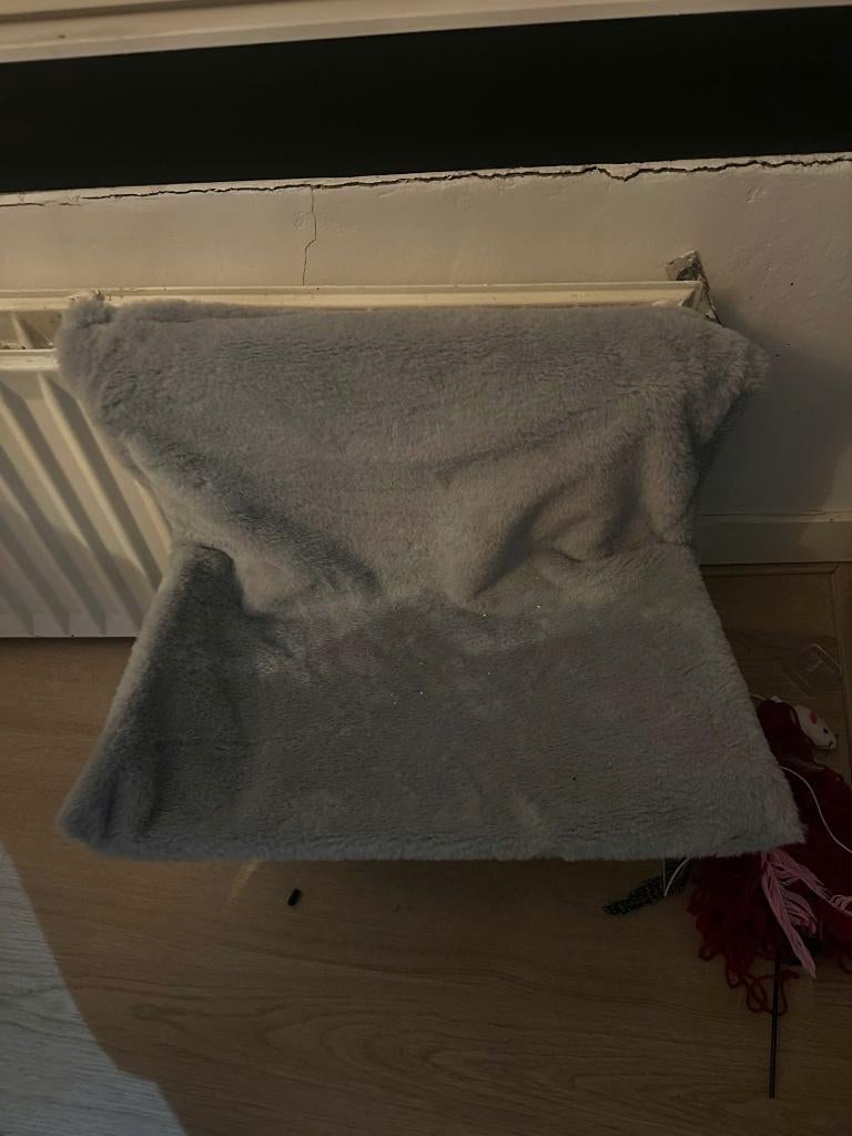 Radiator-mounted cat bed, Ophalen, Ergonomisch, Zo goed als nieuw