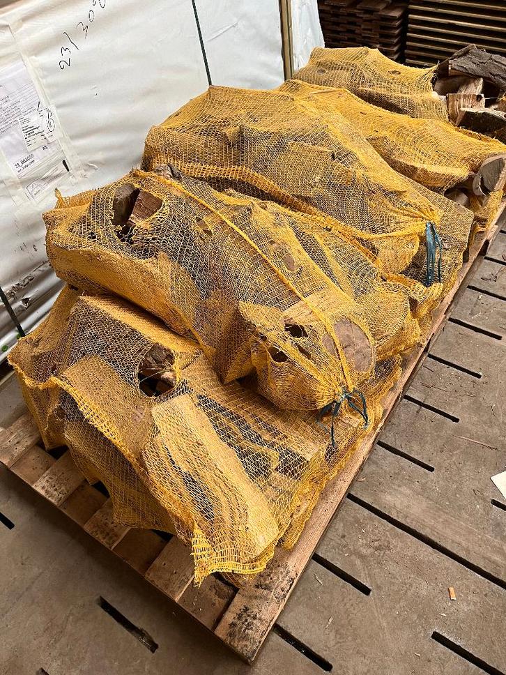 Haardhout in zak (ca 60 liter) gemengde samenstelling, Tuin en Terras, Haardhout, Blokken, Overige houtsoorten, Minder dan 3 m³