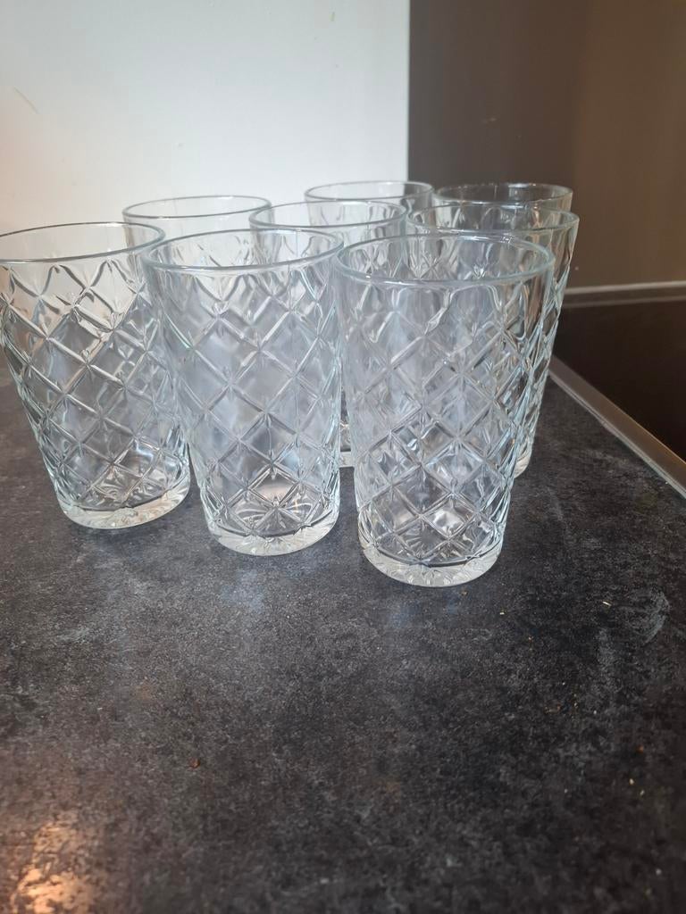 Negen IKEA glazen, Ophalen