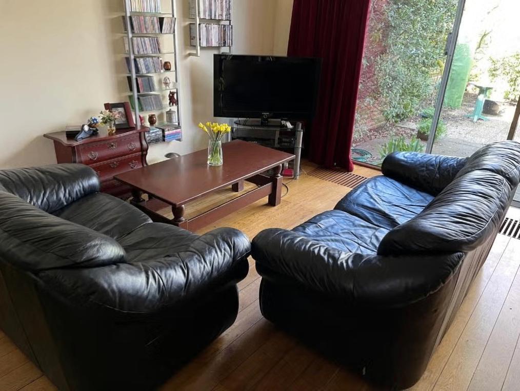 GRATIS twee leren banken (bankenset), Huis en Inrichting, Banken | Bankstellen, Ophalen, Gebruikt, 150 tot 200 cm, Vintage, traditioneel, klassiek, industrieel